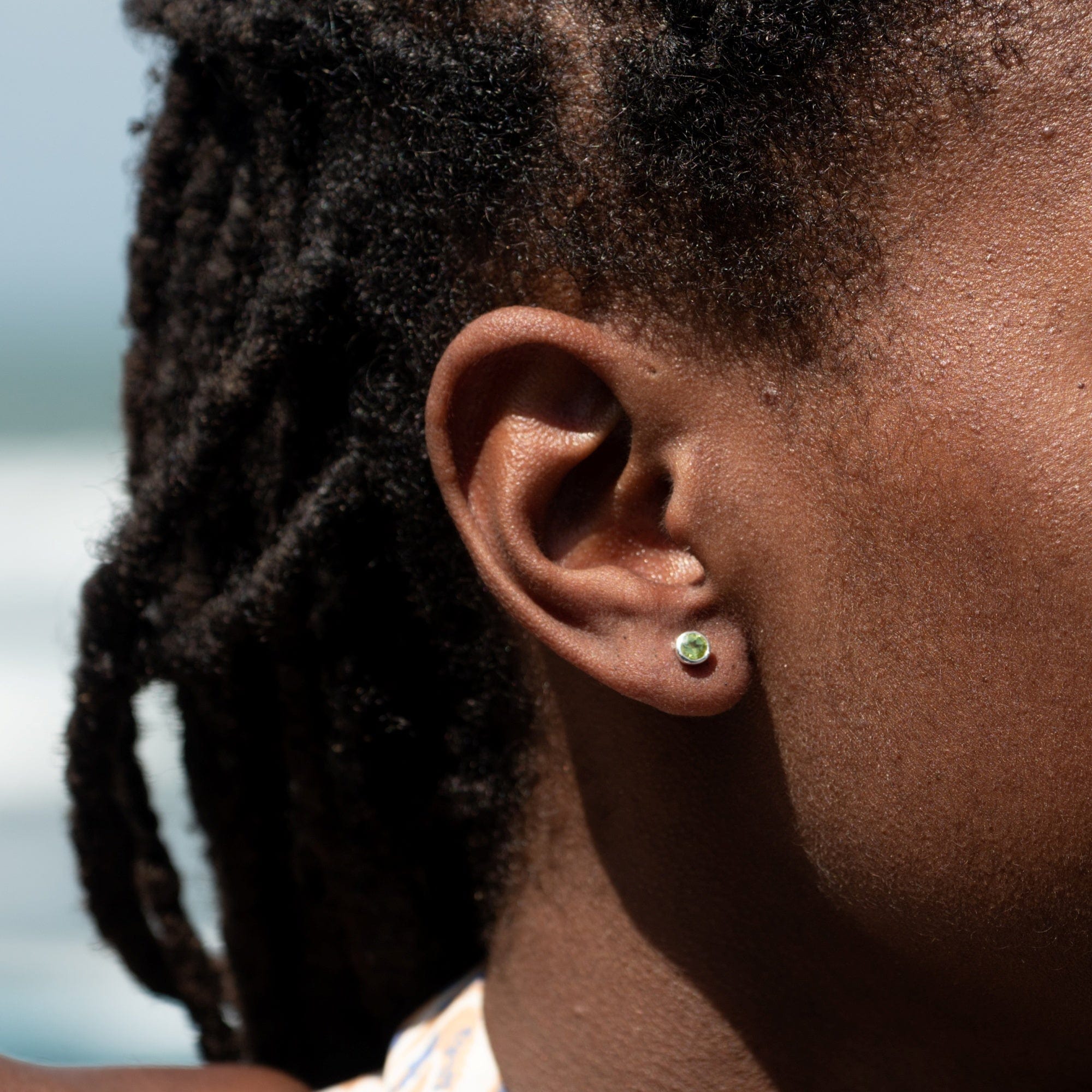 Boucles d'oreilles puces en péridot naturel de 4 mm, argent sterling 925, pierre de naissance d'août