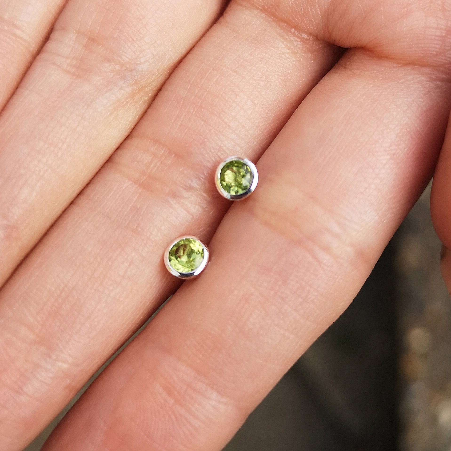 Boucles d'oreilles puces en péridot naturel de 4 mm, argent sterling 925, pierre de naissance d'août