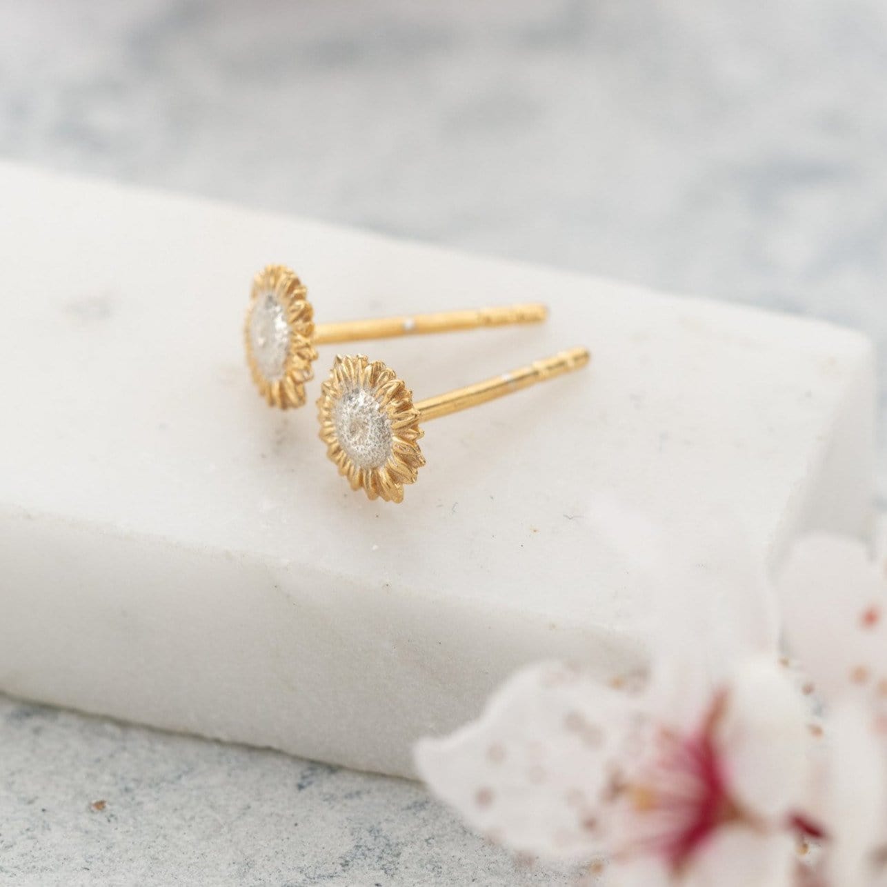 Boucles d'oreilles puces tournesol bicolores 6 mm – Argent sterling 925 recyclé plaqué or 18 carats – Fermoir papillon